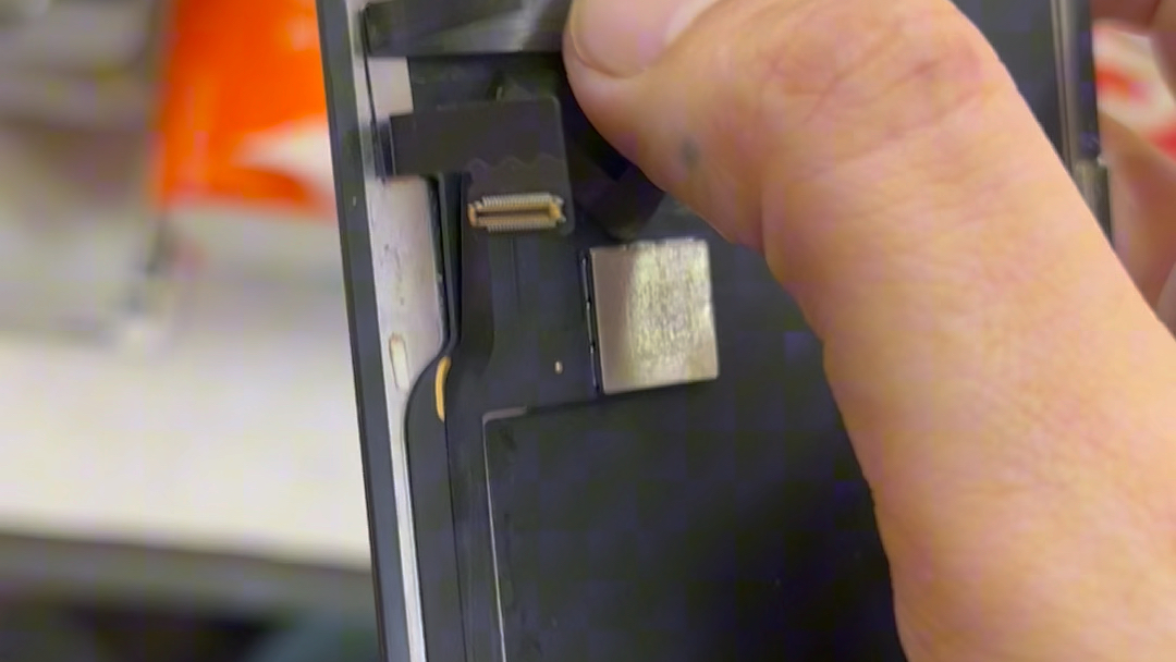 苹果11promax手机屏幕显示排线扯断裂，压排维修，不用换屏幕