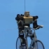 骑自行车的机器人，这熟练度简直完美。而且越看越觉得有点萌~