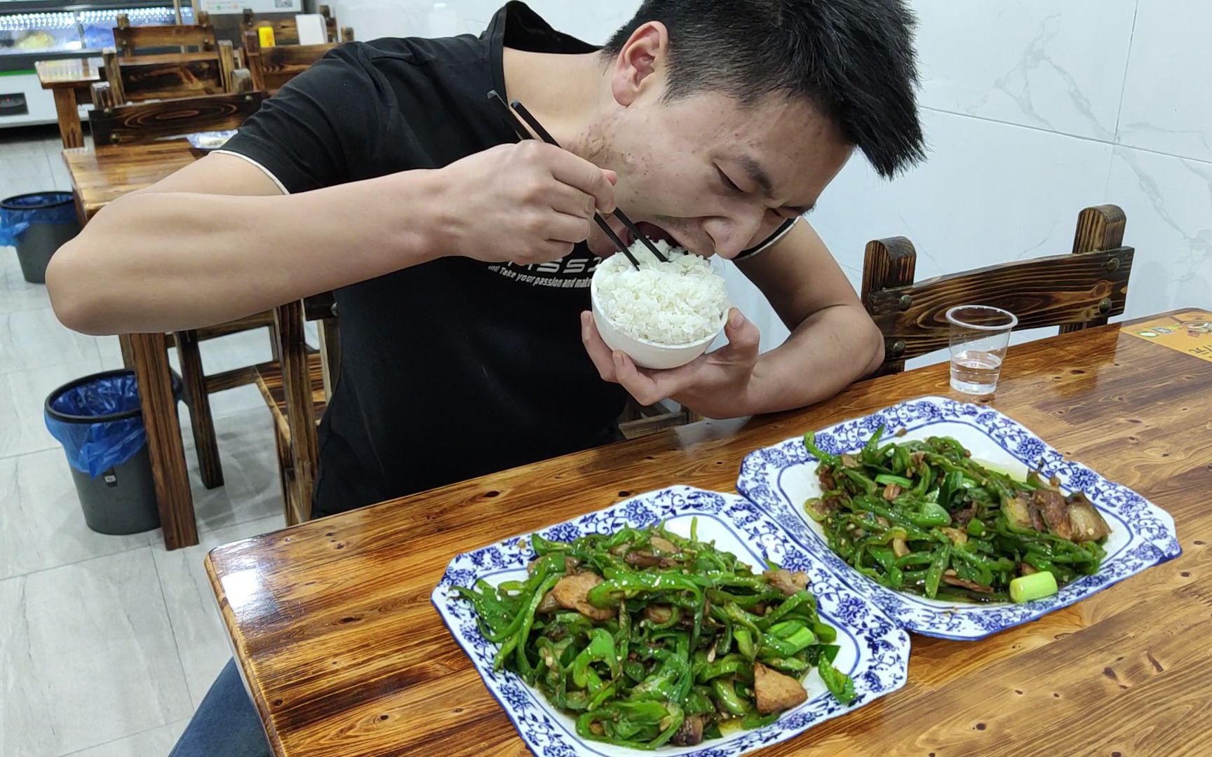 最近猪肉涨价了，入味哥怒吃两盘回锅肉3碗饭，狼吞虎咽真解馋！看饿了