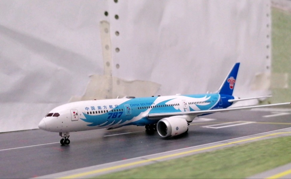 1：400飞机模型定格动画：波音南航787的一次旅行