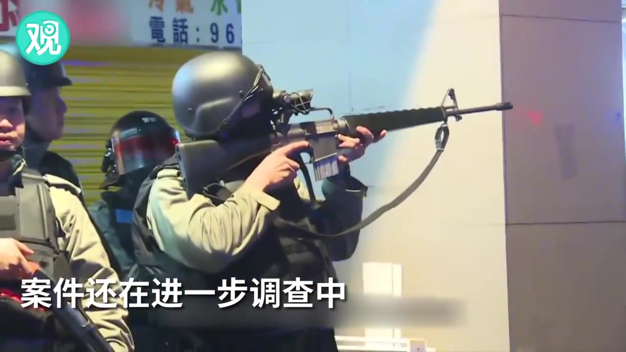 暴徒向港警开枪被制服，藏有美军制式步枪和大量军用弹药