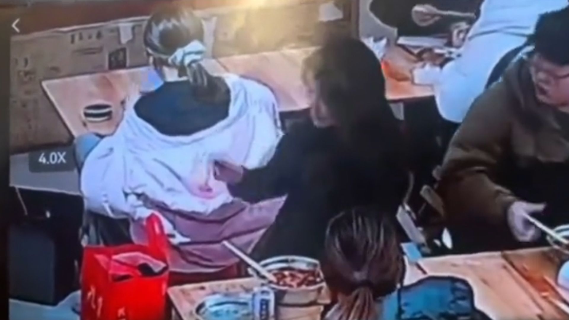 女子就餐坐错凳子当场归还，竟遭对方偷往帽子里泼螺蛳粉油汤，警方介入