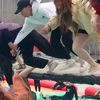 美女的内衣差点露出来