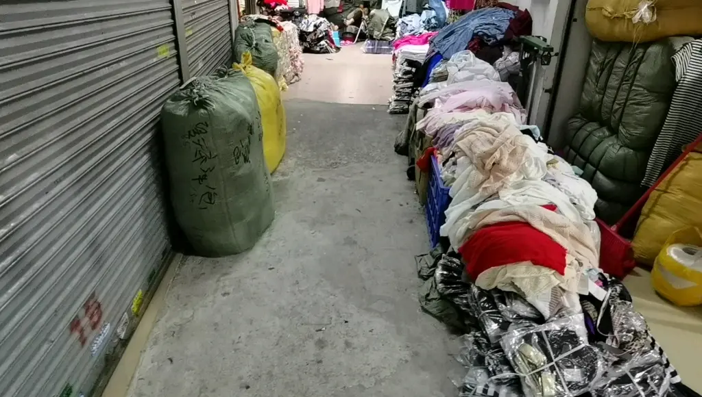 广州尾货市场，冬季服装地摊王者，真毛羽绒服13元一件