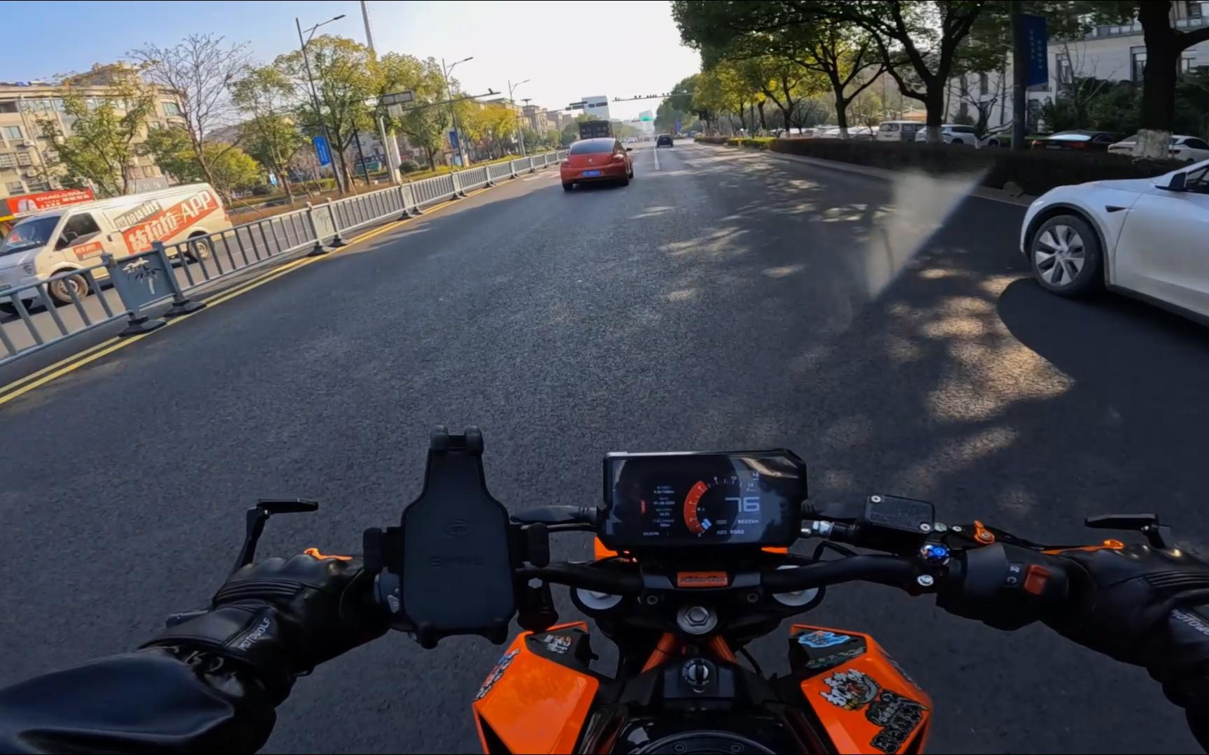 什么？300多的排量，1000cc的动静 这是KT猫么