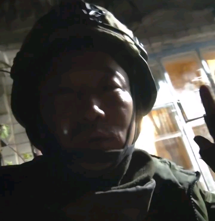 俄罗斯雇佣兵李建伟18号的视频，称其从前线回来，但从其言论来看，十分的轻松，与李大富产生鲜明的对比