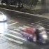 女子被撞倒地路过车辆行人无人施救 一分钟后遭遇二次碾压