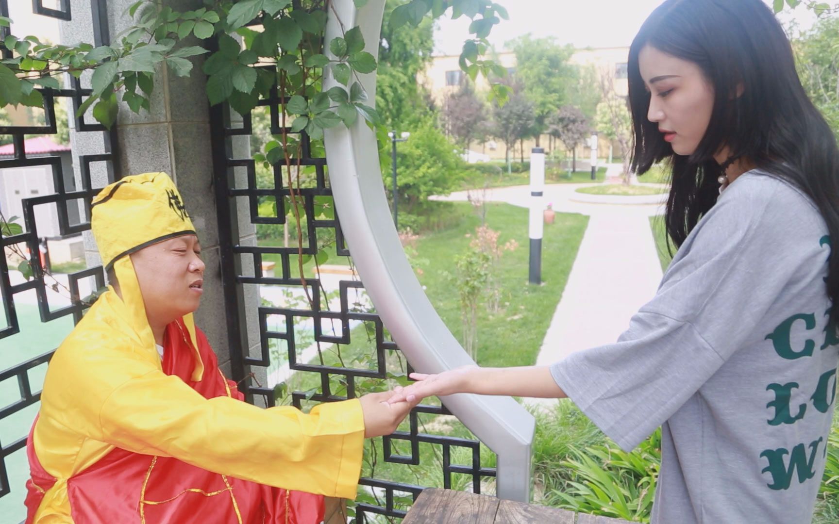 算命大师给美女算命,说的天花乱坠,被识破后一顿暴打!