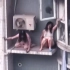 两女被困30米高台，身边不断冒出600度高温气体，她们能否获救？