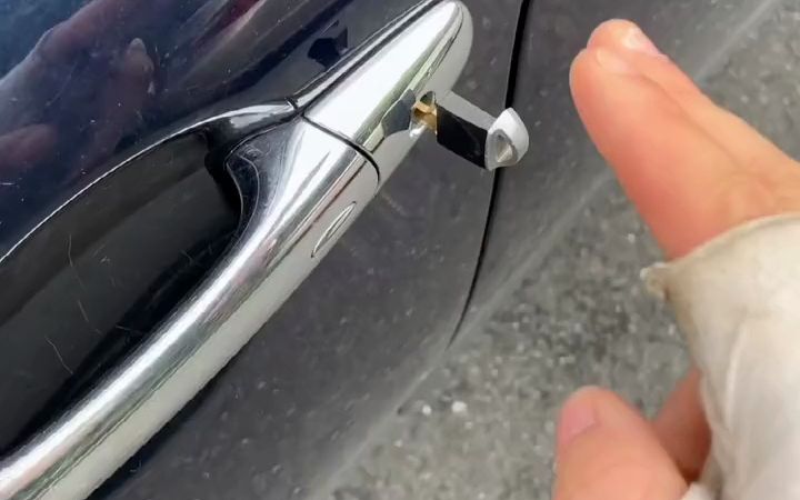 钥匙被锁车里，车门打不开了怎么办？