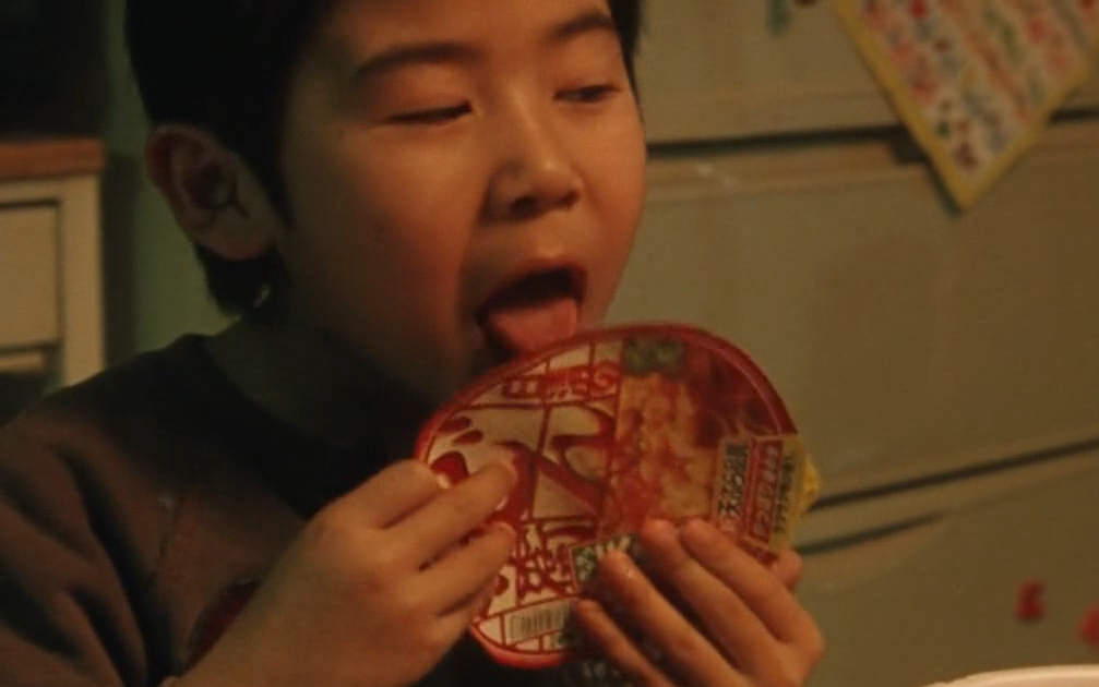 【越哥】豆瓣9.0，真实事件改编：妈妈跟新男友跑了，四个孩子被遗弃在出租屋没人管，过年只能吃泡面！