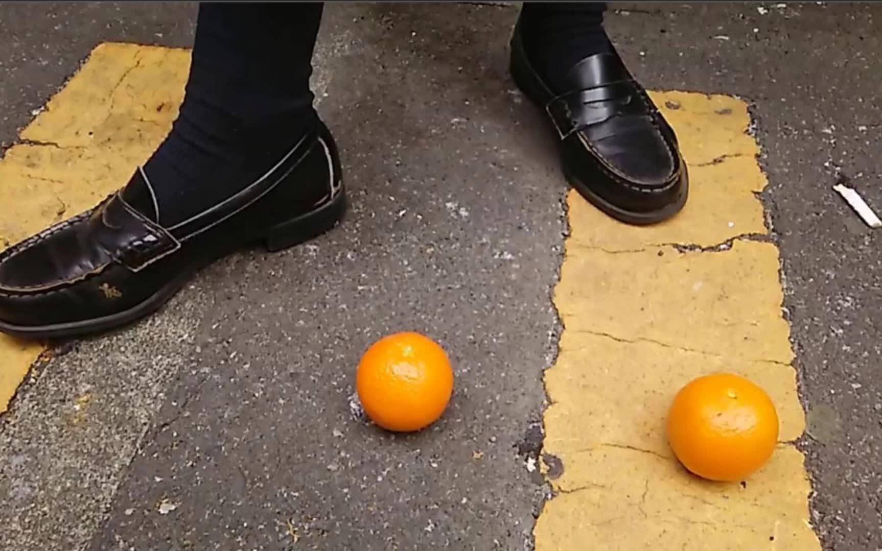 制服皮鞋踩爆橘子
