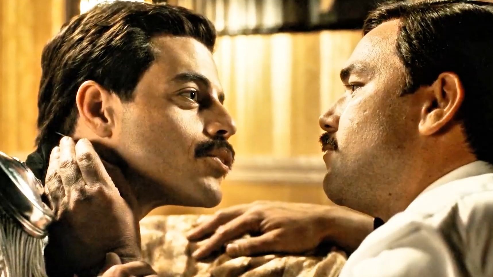 他突然发现只要跺两次脚再拍一次手，就会形成一个绝妙的旋律《波西米亚狂想曲》