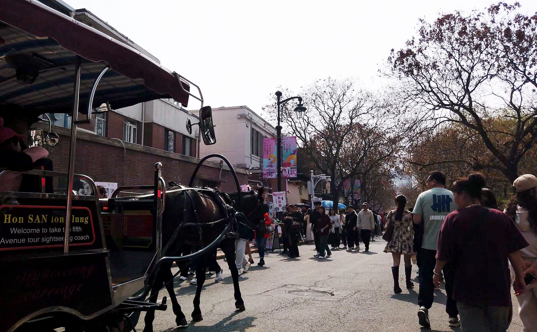 步行天津五大道，清明节假日街上全是人，坐马车游览美景