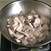 五花肉炼油脂渣，入口酥脆，肥肉不腻