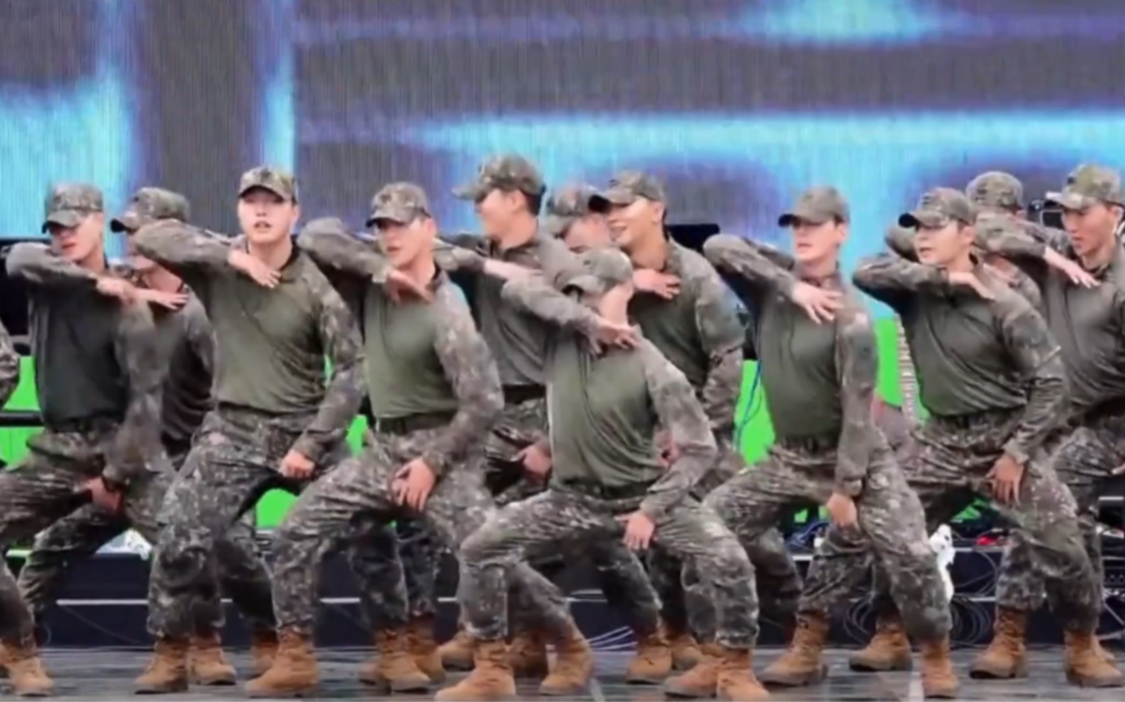 韩国军队男爱豆表演，太养眼了吧！