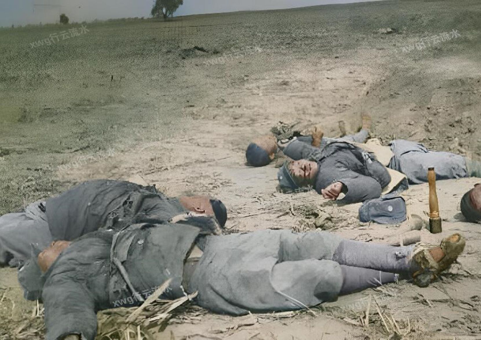 一个日军少佐私人相册的照片，已经入冬，牺牲的八路军还穿着草鞋