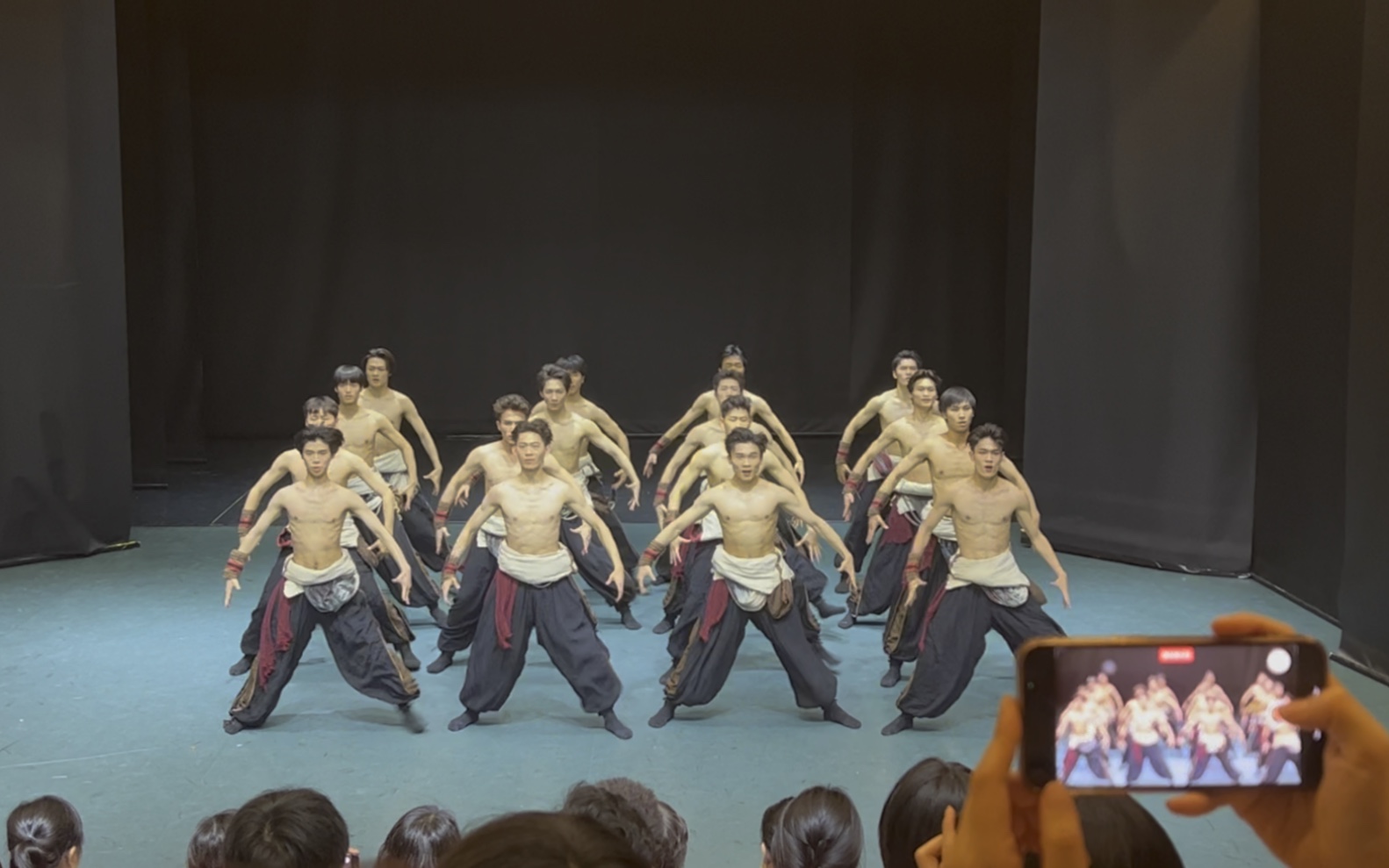民大舞蹈学院“红舞台”实验作品展演 汉族男子群舞《大河之子》
