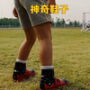 男孩拥有一双无所不能的小红鞋