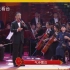 于魁智在辽宁演唱京剧《迎来春色换人间》，冯巩京胡伴奏也十分到位