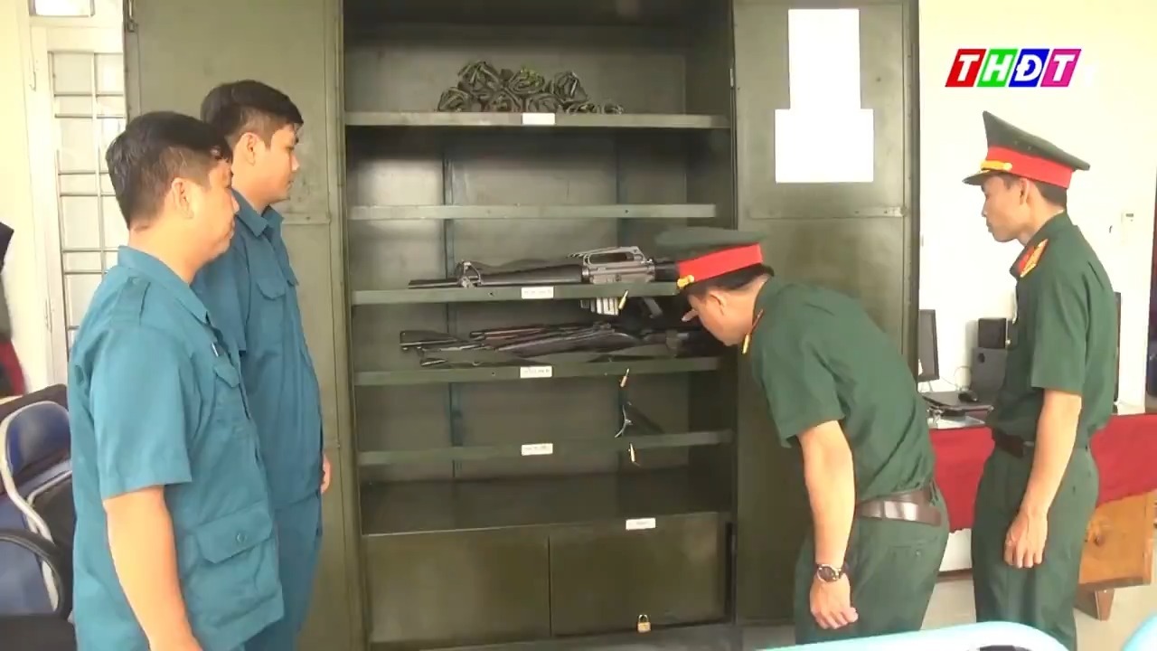 越南人民军军官检查越南民兵军械库和战备状态