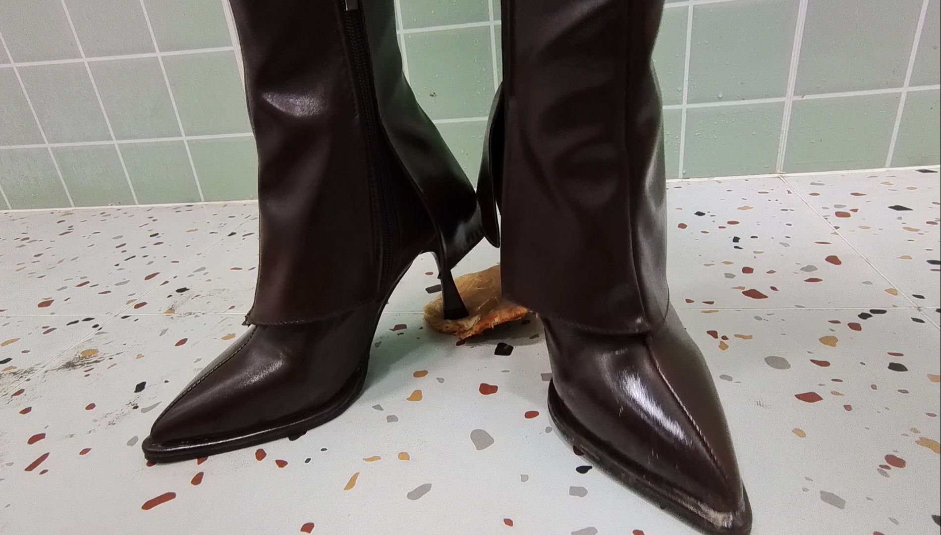 高跟踩踏解压-若璐大人-若璐大人-哔哩哔哩视频