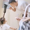 妹妹面对哥哥的皮一下逗一下，不但不生气还很开心，#相差12岁的兄妹情