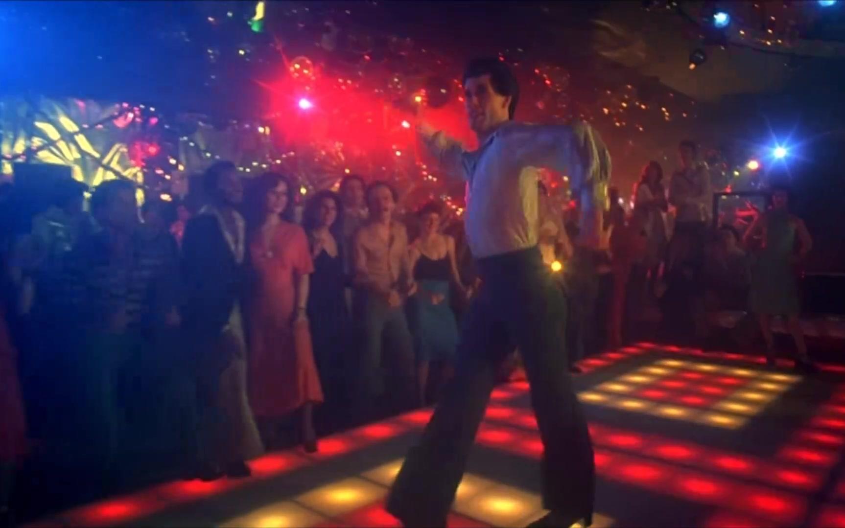 约翰·特拉沃尔塔在1977年电影《周末夜狂热》中的精彩迪斯科舞