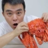 小伙第一次吃帝王蟹，两口就吃去一百多块，不过是真的过瘾