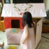 妈妈把大纸箱做成小房子，姐妹俩自己涂颜色做装饰，满满成就感
