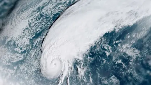 飓风塔米（Tammy）于10.19生成并逐渐加强10.21～22北上擦过许多岛屿并带来暴风雨随后继续北上维持于10.25勉强加强为C2（14级）随后变为温带气旋