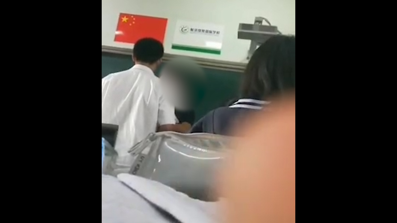 四川射洪一老师教室殴打辱骂学生 学校通告涉事教师已被停职