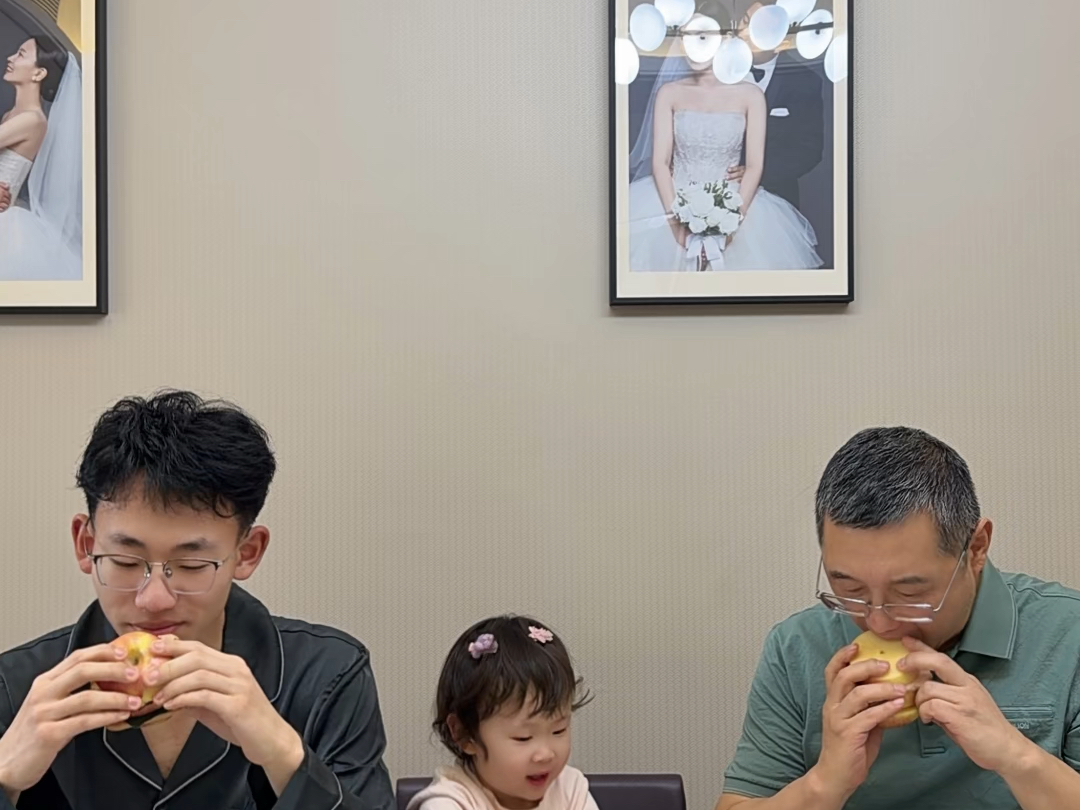 #丽萍早餐[话题]#今天让苗苗，姐夫陪儿子一起吃我的苹果汉堡