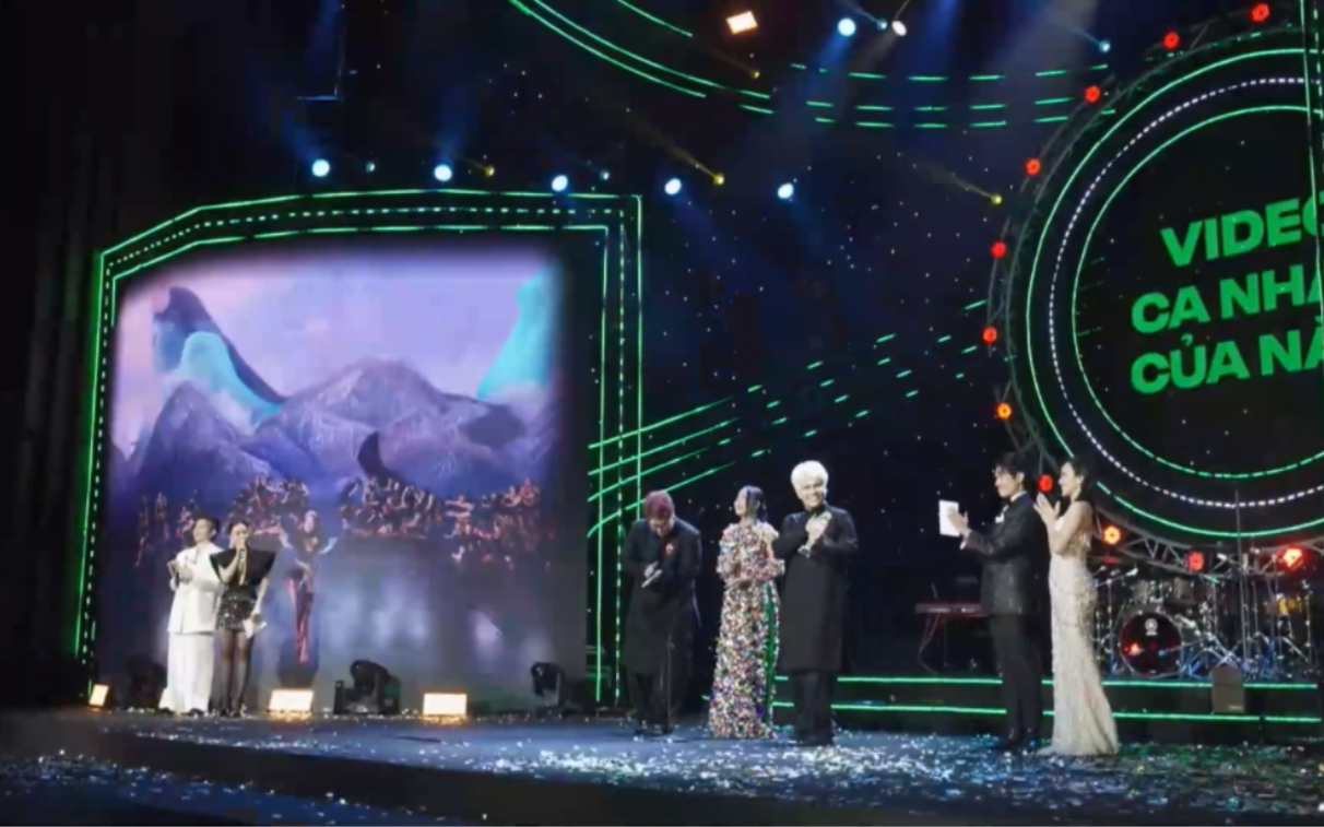 [Gillinh] Hoang Thuy Linh 在 Làn Sóng Xanh 26th 颁奖典礼上荣获年度视频奖