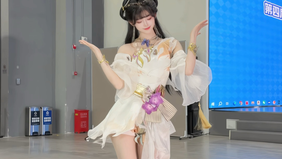 长发迷人的嘴唇～