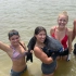 美国南方姑娘Hannah 带两个15岁的女孩去徒手抓鲶鱼