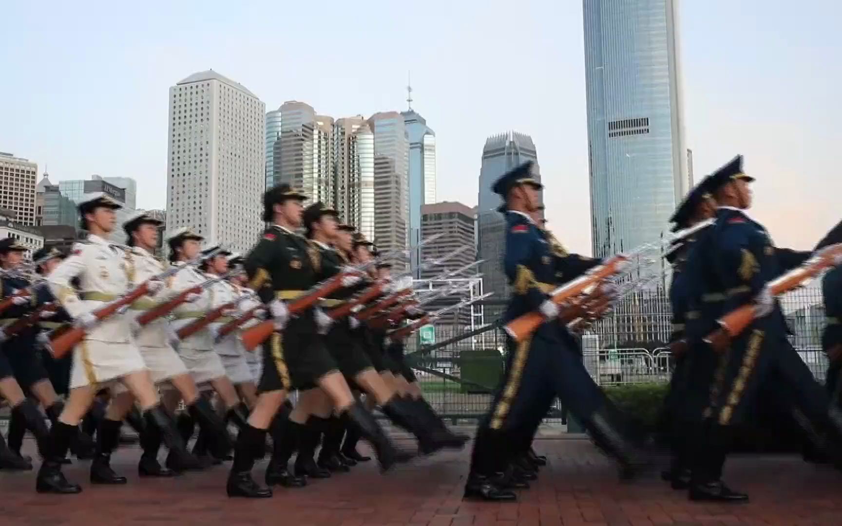驻香港部队举行“八一”升国旗仪式