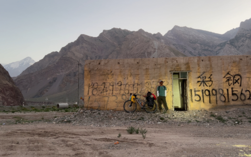 骑行新疆，塔县去喀什路遇泥石流封路，夜晚在峡谷中的老房子里扎营