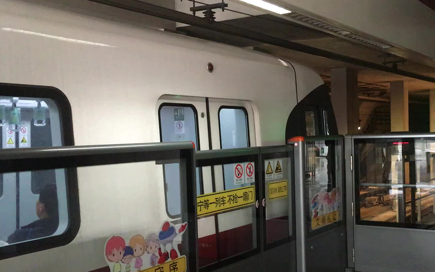 【上海地铁】11号线11a02型列车出上赛场站
