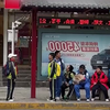 2名小学生在公交车站斗舞，只要热爱，哪里都是舞台