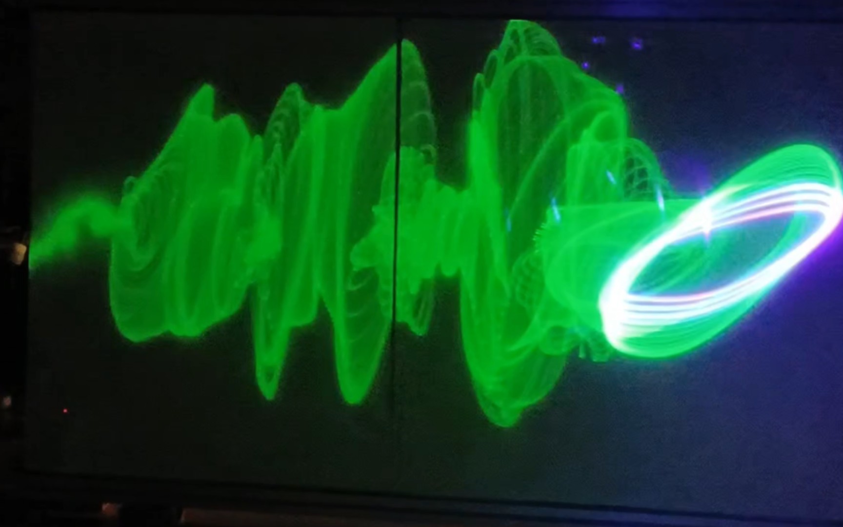 激光+荧光布=看见声音波形进化