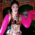 家里甩水袖跳弦子舞的农村藏族小姐姐