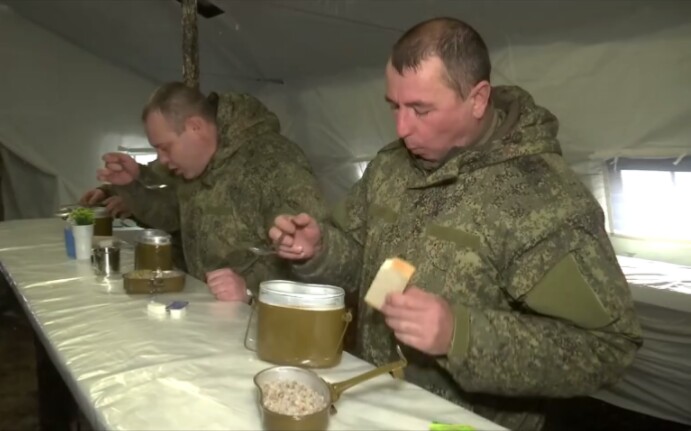 俄中央军区军厨和面包师提供热餐和新鲜面包