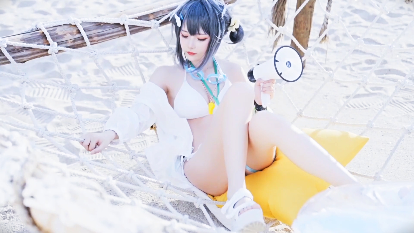 The clouds want to dress up and the flowers want to look beautiful, the spring breeze brushes the threshold and the dew is thick.