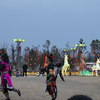 成都春节集市：成都世博园灯会集市。马年大吉，马上有福。非遗糖画、烤苕皮、臭豆腐、飞饼，五彩斑斓的灯，歌舞表演，非遗打铁花。（晶晶美食旅行记