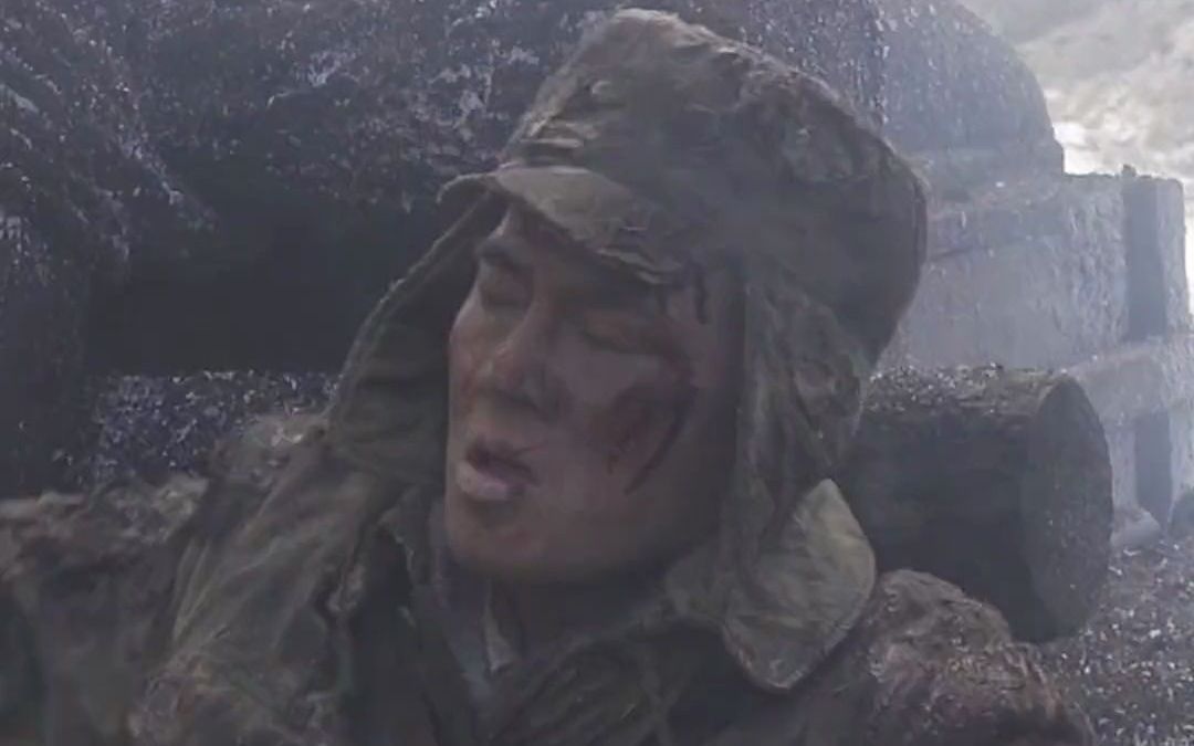 欧豪饰演的杨根思抱着炸药包与敌人同归于尽，这一幕太催泪了！