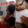 小孩被困电梯导致作业未及时完成，脱困后焦急万分，当场崩溃痛哭