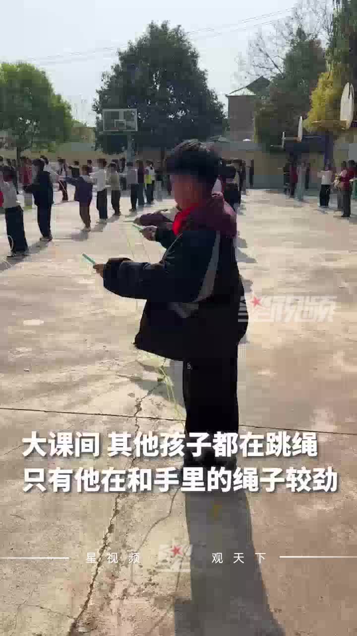 乡村老师耐心教学生跳绳，孩子反复练习，实现从0到10个的突破