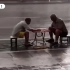 【人类珍贵影像】两位大爷在雨中下棋对弈，没有撤退可言！