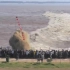17 《航拍中国》钱塘江大潮气势磅礴涌来 竟有人玩起了冲浪